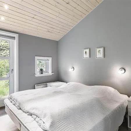 1432 Aakirkeby - Holsteroddevej 6 *