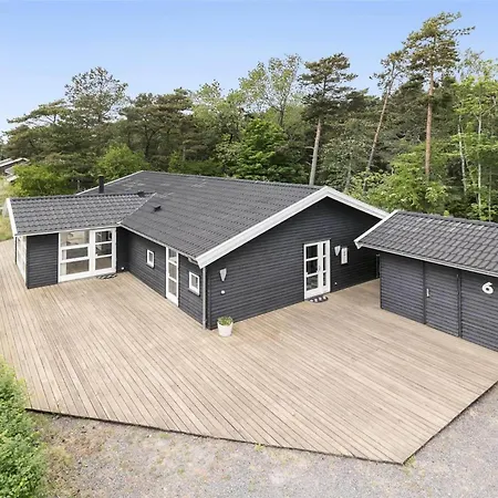1432 Aakirkeby - Holsteroddevej 6 *